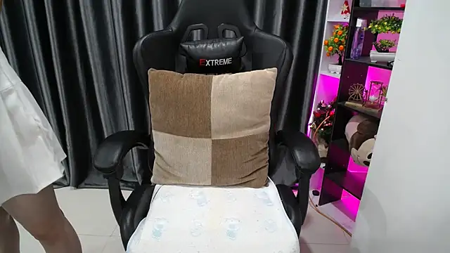 Snapshot of Yuki-yio chatting on September 15, 2025, 1:17 am Yuki-yio online show from September 15, 2025, 1:17 am