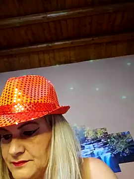 Snapshot of CRHYSTEL chatting on December 18, 2024, 9:04 am CRHYSTEL online show from December 18, 2024, 9:04 am
