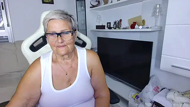 Snapshot of Selenna57 chatting on July 3, 2026, 5:30 pm Selenna57 online show from July 3, 2026, 5:30 pm