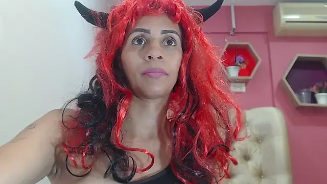 Snapshot of Amber_Moore chatting on October 3, 2025, 10:00 pm Amber Moore online show from October 3, 2025, 10:00 pm