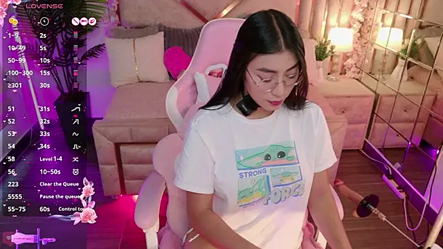 Snapshot of shanon- chatting on October 13, 2025, 6:31 pm shanon- online show from October 13, 2025, 6:31 pm