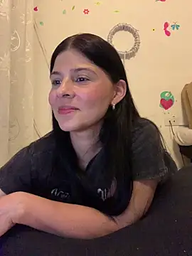 Estefani 32 online show from April 13, 2026, 11:31 pm