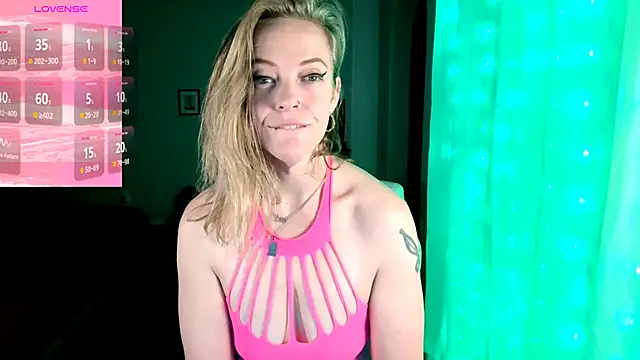 Snapshot of britteebee chatting on October 18, 2025, 9:44 am britteebee online show from October 18, 2025, 9:44 am