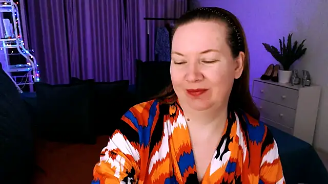 Snapshot of GoddessLara chatting on January 7, 2025, 11:35 pm GoddessLara online show from January 7, 2025, 11:35 pm