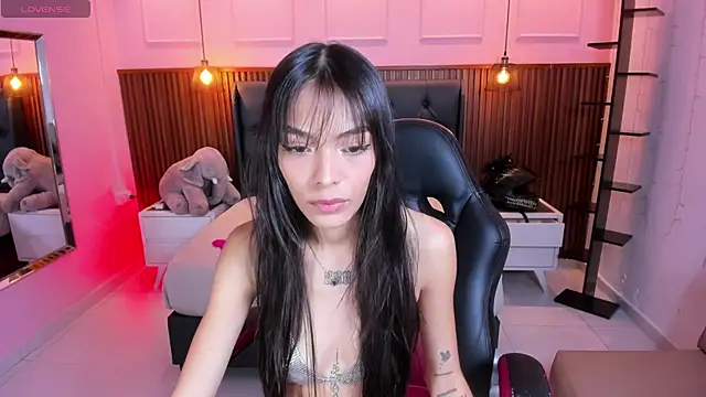 AMELIELEONE online show from November 10, 2025, 12:32 pm