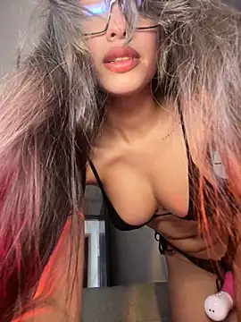 DulceLenns online show from March 18, 2026, 6:42 pm