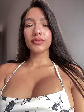 Snapshot of DulceLenns chatting on October 21, 2025, 6:40 pm DulceLenns online show from October 21, 2025, 6:40 pm