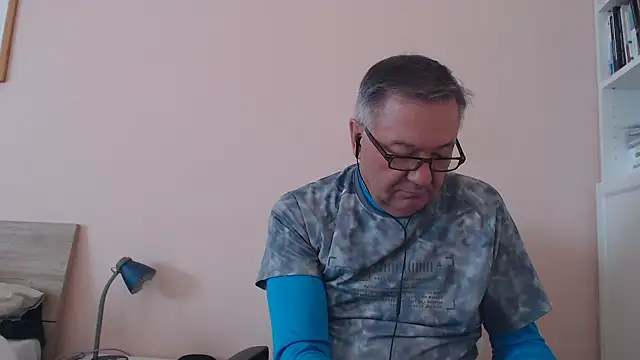 Snapshot of YOU6me chatting on October 2, 2025, 7:56 am YOU6me online show from October 2, 2025, 7:56 am