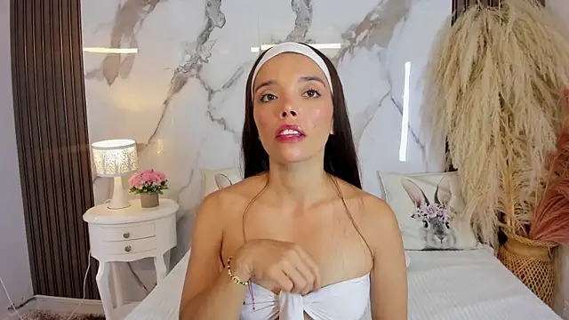 hannahill69 online show from April 15, 2026, 5:13 am