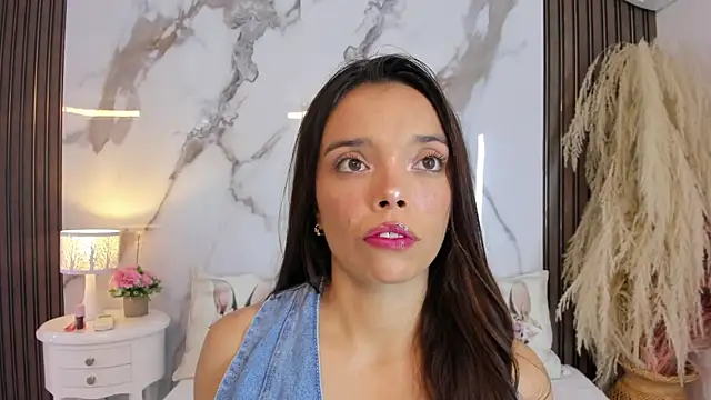 hannahill69 online show from July 17, 2026, 4:43 am