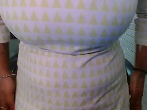 Snapshot of LovingPihu chatting on October 10, 2025, 5:19 am LovingPihu online show from October 10, 2025, 5:19 am