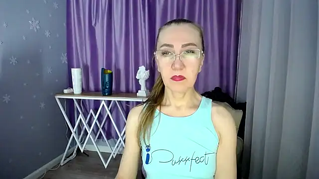 queen a n i online show from February 1, 2025, 11:53 am
