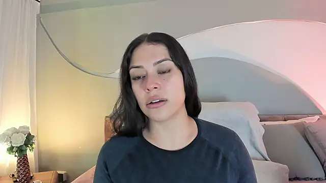 Nicolle W online show from September 30, 2025, 12:00 pm