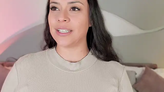 Nicolle W online show from April 16, 2026, 11:44 am