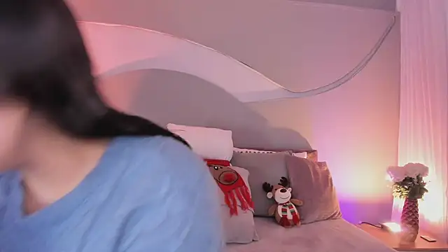 Nicolle W online show from December 5, 2025, 11:53 am