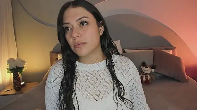 Nicolle W online show from December 22, 2025, 11:54 am