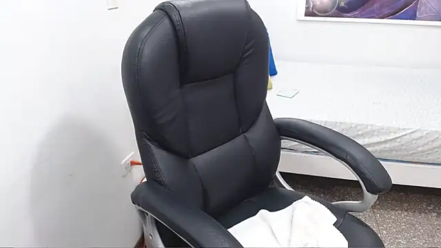 emiliaa hot online show from December 13, 2025, 9:43 pm