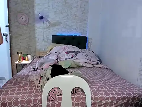 Hebefemme online show from November 18, 2025, 3:04 pm