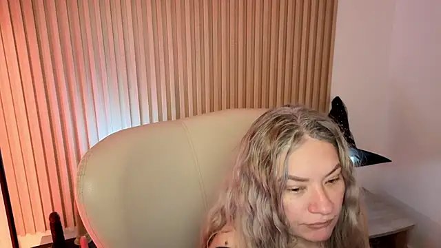 Snapshot of MarianL0ve chatting on October 18, 2025, 11:01 am MarianL0ve online show from October 18, 2025, 11:01 am