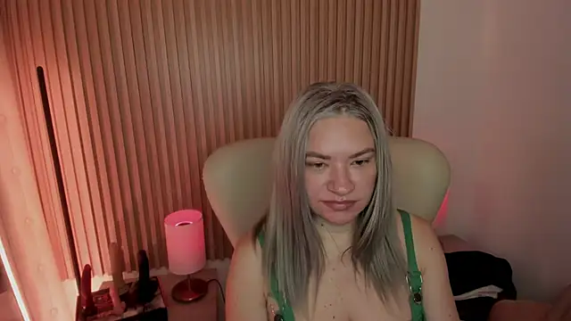 Snapshot of MarianL0ve chatting on March 19, 2025, 10:44 am MarianL0ve online show from March 19, 2025, 10:44 am