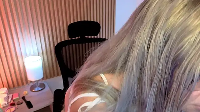 MarianL0ve online show from April 18, 2026, 10:39 am