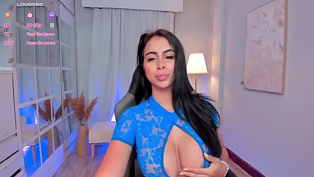 Snapshot of LeahJones_ chatting on October 7, 2025, 6:14 am LeahJones online show from October 7, 2025, 6:14 am