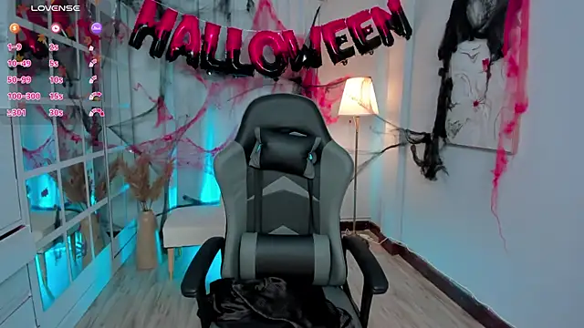 Snapshot of LeahJones_ chatting on October 11, 2025, 1:56 pm LeahJones online show from October 11, 2025, 1:56 pm