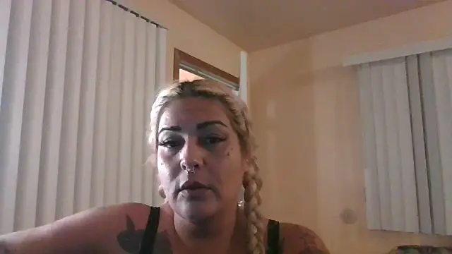 ShineyQuinn online show from May 27, 2026, 4:09 am