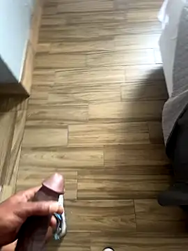 Snapshot of RoyalWearing chatting on October 6, 2025, 5:35 pm RoyalWearing online show from October 6, 2025, 5:35 pm