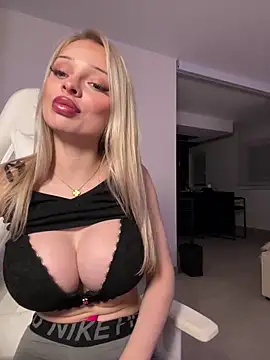 Snapshot of HannaXLove chatting on December 15, 2025, 4:35 pm HannaXLove online show from December 15, 2025, 4:35 pm