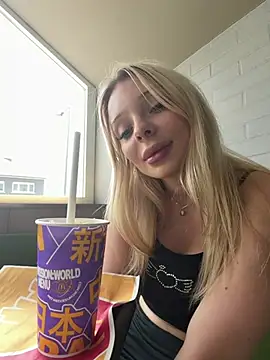 HannaXLove online show from July 14, 2026, 1:17 pm