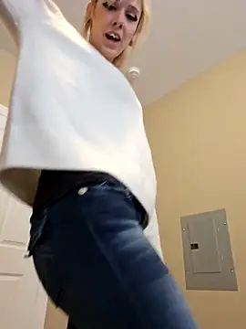 Snapshot of AmethystFoxx chatting on October 6, 2025, 8:09 pm AmethystFoxx online show from October 6, 2025, 8:09 pm