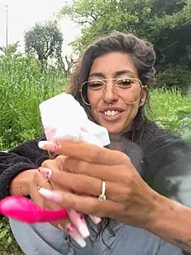 amanilouve online show from April 12, 2026, 9:34 am