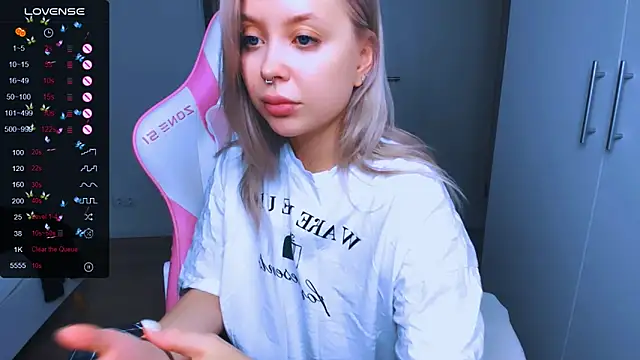 Snapshot of MonaLauu chatting on December 26, 2024, 11:32 am MonaLauu online show from December 26, 2024, 11:32 am