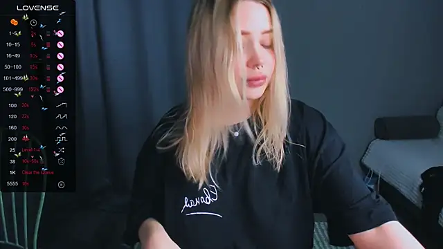 Snapshot of MonaLauu chatting on November 15, 2025, 5:39 pm MonaLauu online show from November 15, 2025, 5:39 pm