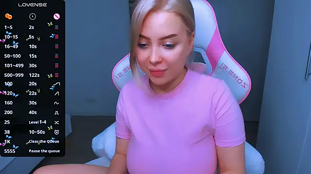 Snapshot of MonaLauu chatting on December 28, 2024, 10:44 pm MonaLauu online show from December 28, 2024, 10:44 pm