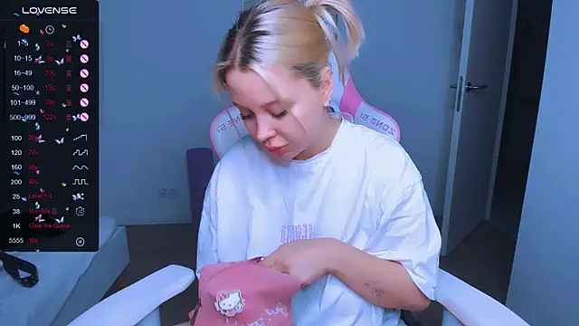 Snapshot of MonaLauu chatting on March 1, 2025, 2:04 am MonaLauu online show from March 1, 2025, 2:04 am