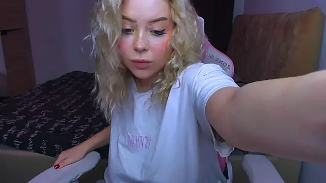 Snapshot of MonaLauu chatting on September 30, 2025, 12:49 am MonaLauu online show from September 30, 2025, 12:49 am