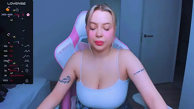 Snapshot of MonaLauu chatting on February 25, 2025, 11:48 pm MonaLauu online show from February 25, 2025, 11:48 pm