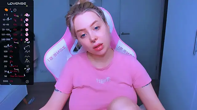 Snapshot of MonaLauu chatting on February 6, 2025, 2:22 am MonaLauu online show from February 6, 2025, 2:22 am