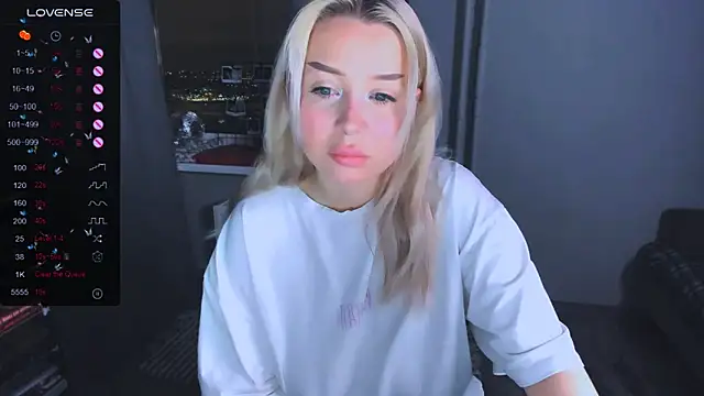 Snapshot of MonaLauu chatting on January 15, 2026, 3:43 am MonaLauu online show from January 15, 2026, 3:43 am