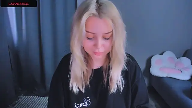 Snapshot of MonaLauu chatting on December 15, 2025, 9:04 am MonaLauu online show from December 15, 2025, 9:04 am