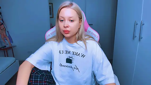 Snapshot of MonaLauu chatting on December 5, 2024, 9:44 am MonaLauu online show from December 5, 2024, 9:44 am