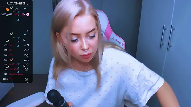 Snapshot of MonaLauu chatting on December 28, 2024, 1:28 pm MonaLauu online show from December 28, 2024, 1:28 pm