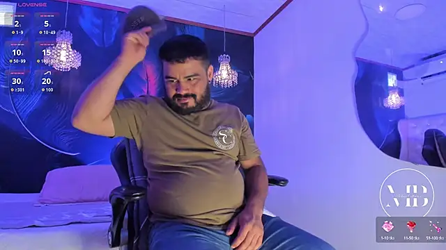 Snapshot of MichaelBear_ chatting on October 16, 2025, 1:52 pm MichaelBear online show from October 16, 2025, 1:52 pm