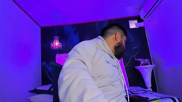 Snapshot of MichaelBear_ chatting on October 4, 2025, 1:45 pm MichaelBear online show from October 4, 2025, 1:45 pm