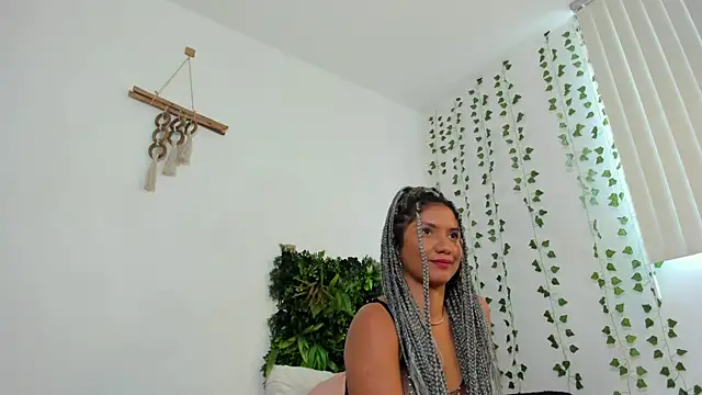 Snapshot of karlye_5 chatting on February 11, 2025, 2:35 pm karlye 5 online show from February 11, 2025, 2:35 pm