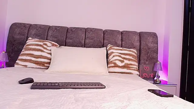 naia blessed online show from November 24, 2025, 7:14 pm