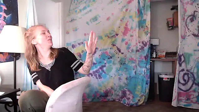 Snapshot of coryandthepeach chatting on December 16, 2024, 3:32 pm coryandthepeach online show from December 16, 2024, 3:32 pm