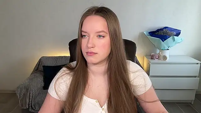 EvaMaddison online show from April 3, 2026, 7:26 am